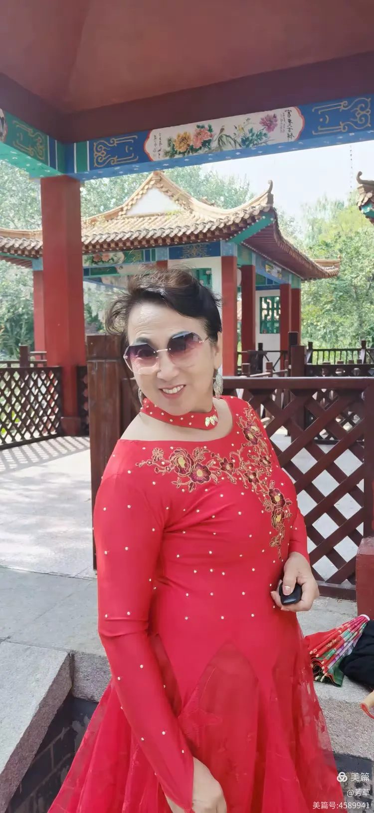 秋高气爽。来看看我的好榜样83岁的姨婆，还是那么开心快乐健康美丽。